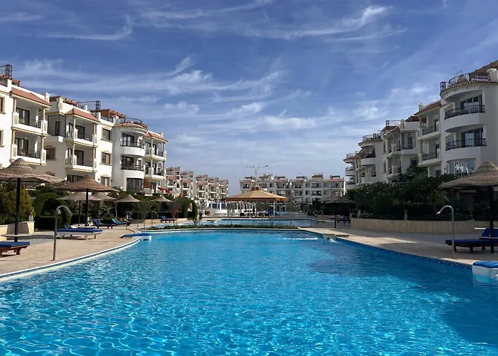 Hills - 2br With Pool View And Free Access *