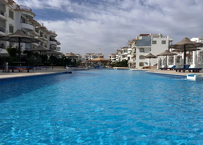 Hills - 2br With Pool View And Free Access
